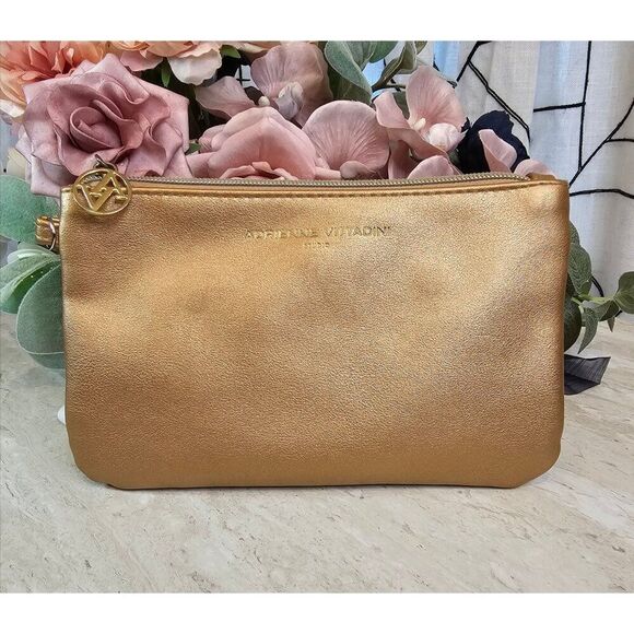 🔥$5/$25 Adrienne Vittadini Gold Metallic Clutch Wristlet With Logo Charm - Picture 2 of 9